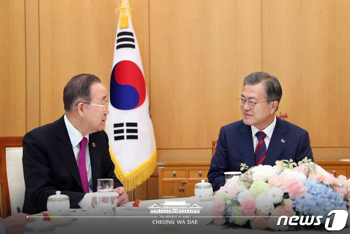 본문 이미지 - 문재인 대통령이 2019년 3월21일 오후 청와대에서 미세먼지 해결을 위한 범사회적 기구 위원장직을 수락한 반기문 전 유엔사무총장과 면담하고 있다. (청와대 페이스북) 2019.3.21/뉴스1