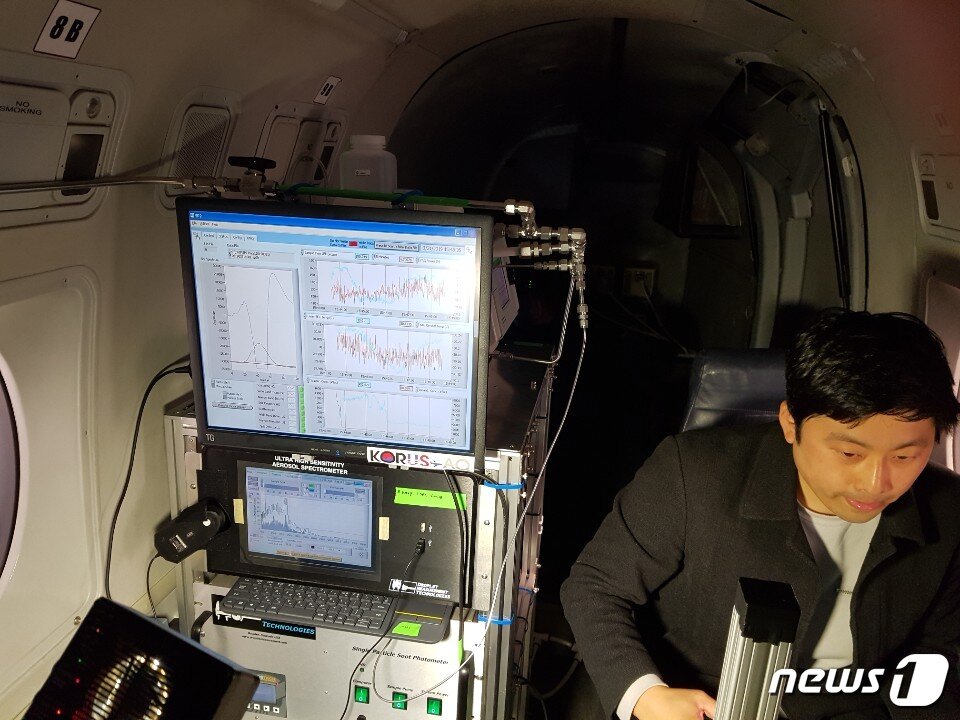 본문 이미지 - 미세먼지 관측을 위해 국립환경과학원이 도입한 중형항공기 내부.ⓒ 뉴스1