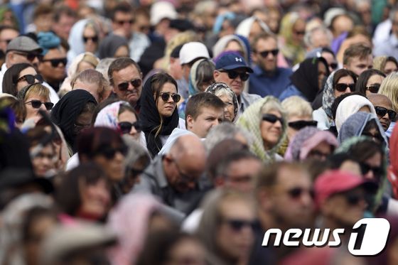 22일 뉴질랜드 크라이스트처치시 이슬람사원 인근의 해글리 공원에서 1주일 전 50명의 희생자를 낸 총기테러 추모 집회가 열렸다. © AFP=뉴스1