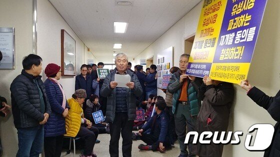 본문 이미지 - 박정기 장대B구역 개개발 해제 주민대책위원회 상임위원장(가운데)이 22일 유성구청 3층에서 열린 기자회견에서 성명서를 낭독하고 있다. ⓒ 뉴스1