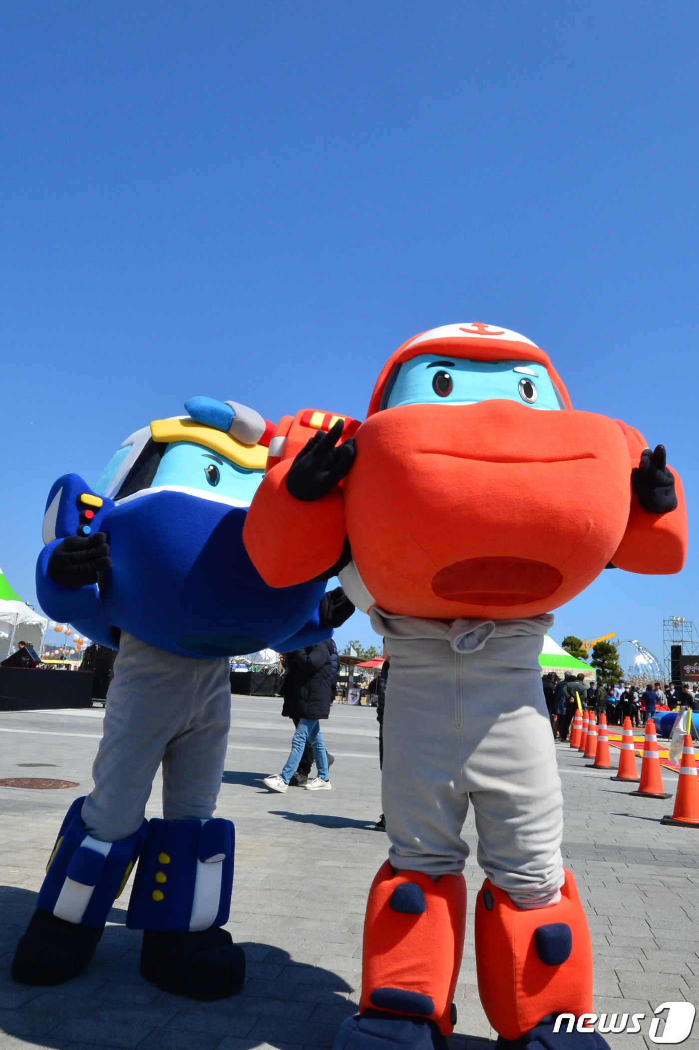 (영덕=뉴스1) 최창호 기자 = 제22회 경북 영덕대게축제가 열린 23일 영덕군 강구항 해파랑 공원에서 영덕군 홍보케릭터인 호보트들이 관광객들에게 인사하고 있다.2019.3.23/ …