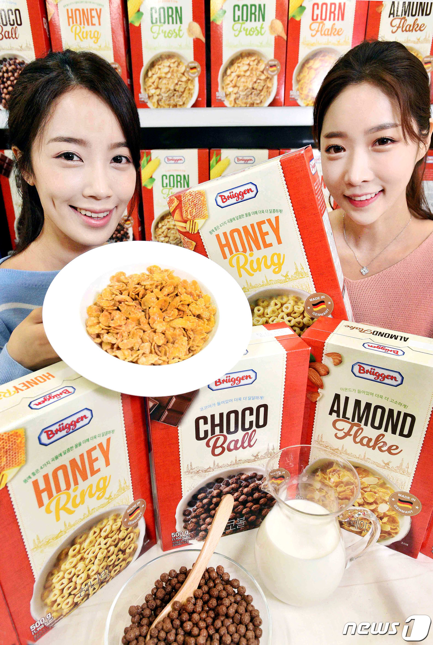 (서울=뉴스1) = 25일 홈플러스 강서점에서 모델들이 독일 브뤼겐 시리얼을 선보이고 있다.150년 역사를 가진 시리얼 전문 제조사로 유럽 시장 25%를 점유하고 있는 브뤼겐사의 …