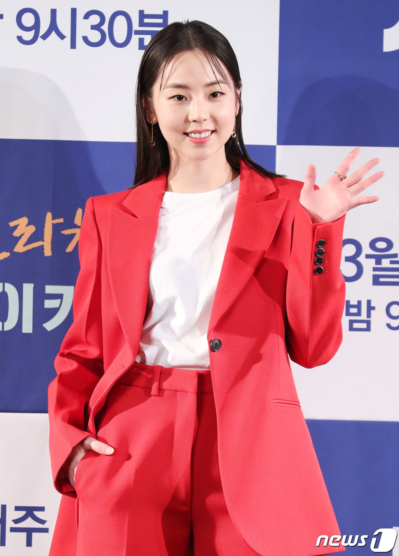 본문 이미지 - 배우 안소희가 25일 서울 영등포구 여의도 콘래드호텔에서 열린 JTBC 새 월화드라마 '으라차차 와이키키2' 제작발표회에 참석해 포즈를 취하고 있다. '으라차차 와이키키2'는 대환장의 수맥이 흐르는 게스트하우스 '와이키키'에 다시 모여들고만 청춘들의 우정과 사랑, 꿈을 위한 도전을 유쾌하게 그린 작품이다, 2019.3.25/뉴스1 ⓒ News1 권현진 기자