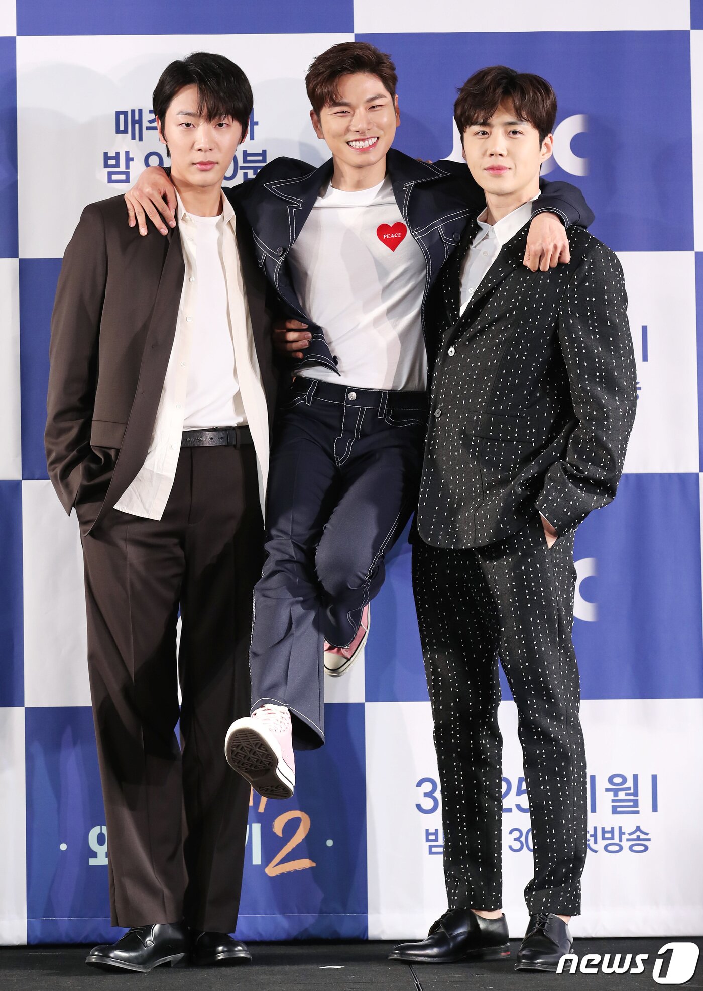 본문 이미지 - 배우 신현수(왼쪽부터), 이이경, 김선호가 25일 서울 영등포구 여의도 콘래드호텔에서 열린 JTBC 새 월화드라마 '으라차차 와이키키2' 제작발표회에 참석해 포즈를 취하고 있다. '으라차차 와이키키2'는 대환장의 수맥이 흐르는 게스트하우스 '와이키키'에 다시 모여들고만 청춘들의 우정과 사랑, 꿈을 위한 도전을 유쾌하게 그린 작품이다, 2019.3.25/뉴스1 ⓒ News1 권현진 기자