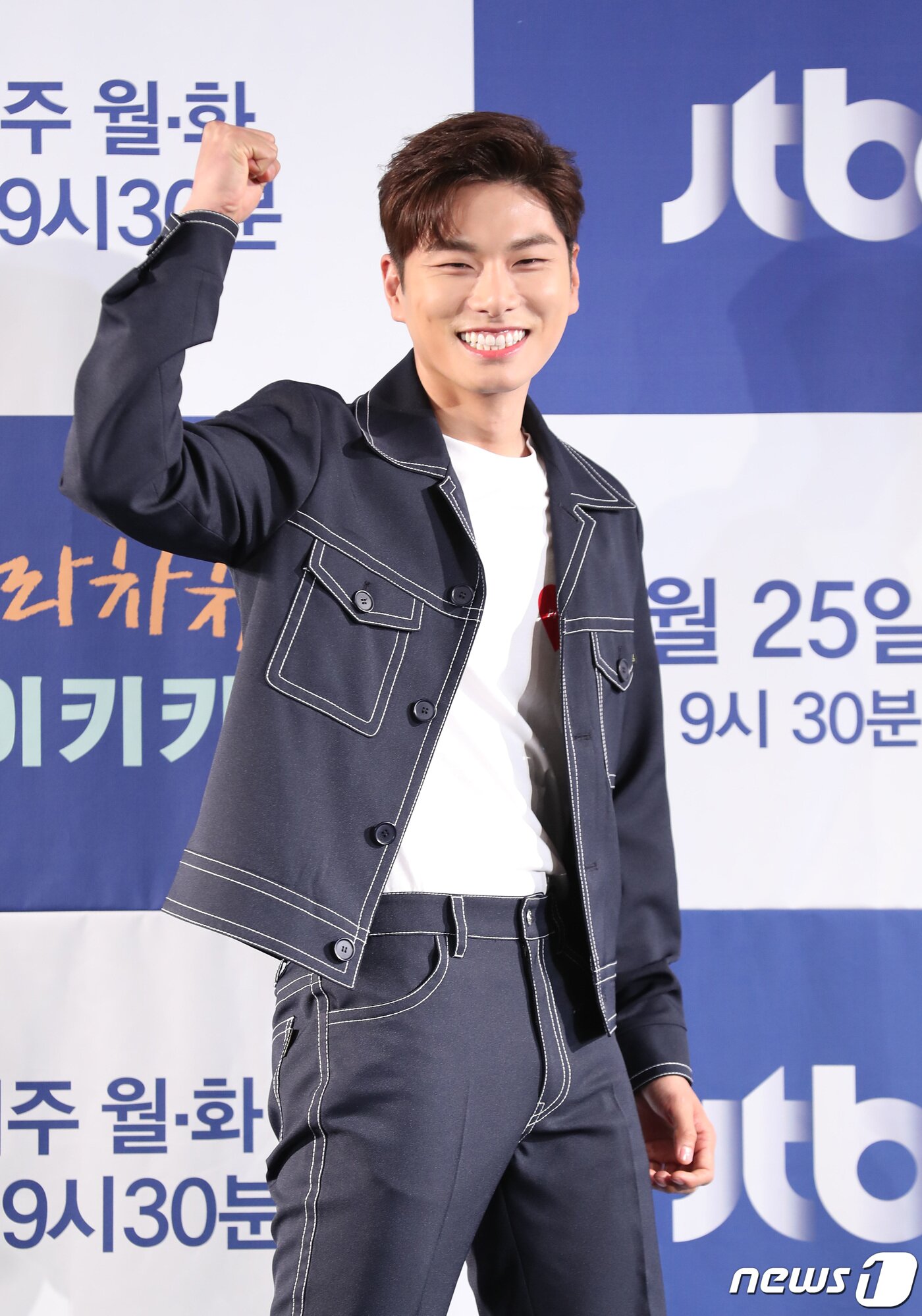 본문 이미지 - 배우 이이경이 5일 서울 영등포구 여의도 콘래드호텔에서 열린 JTBC 새 월화드라마 '으라차차 와이키키2' 제작발표회에 참석해 포즈를 취하고 있다. '으라차차 와이키키2'는 대환장의 수맥이 흐르는 게스트하우스 '와이키키'에 다시 모여들고만 청춘들의 우정과 사랑, 꿈을 위한 도전을 유쾌하게 그린 작품이다, 2019.3.25/뉴스1 ⓒ News1 권현진 기자