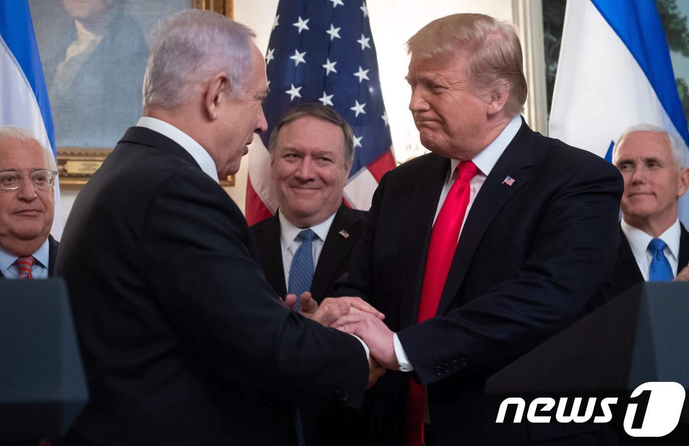 본문 이미지 - 도널드 트럼프 미국 대통령이 25일&#40;현지시간&#41; 워싱턴 백악관에서 골란고원에 대한 이스라엘의 주권을 인정하는 포고문에 서명을 하기전에 베냐민 네타냐후 이스라엘 총리와 악수를 하고 있다. 트럼프 대통령은 이날 &#34;이번 일은 수십 년 전에 이뤄졌어야 했다＂며 ＂우리의 관계가 지금보다 더 강해진 적이 없었다＂고 말했다. ⓒ AFP=뉴스1 ⓒ News1 우동명 기자