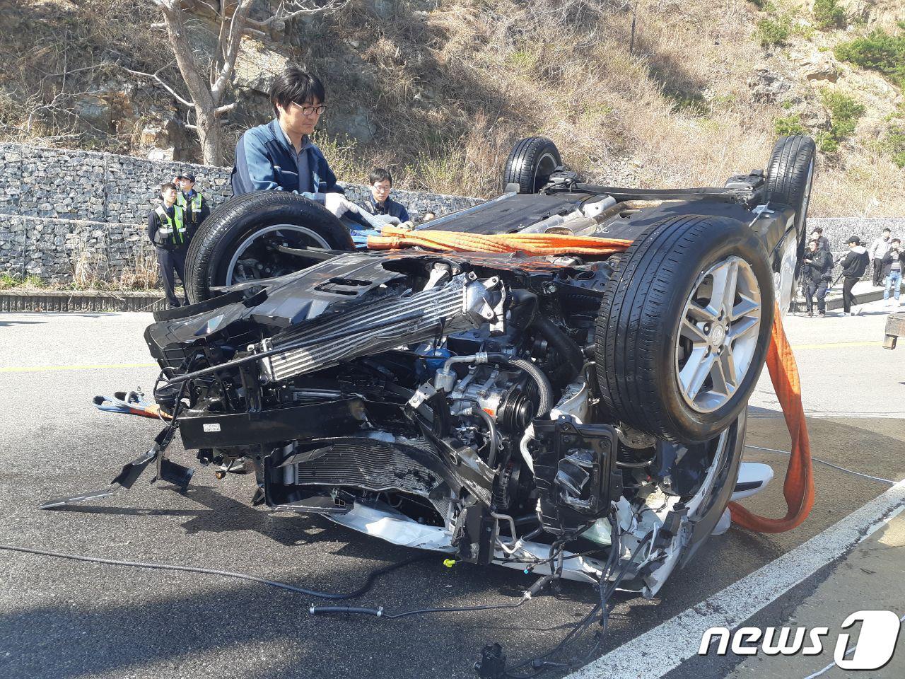 본문 이미지 - 26일 오전 강원 강릉시 강동면 금진리 해안도로 앞 바다에 5명을 태운 승용차가 추락해 모두 숨지는 사고가 발생했다. 해경이 육지로 끌어 올려진 사고차량을 수습하고 있다.2019.3.26/뉴스1 ⓒ News1 서근영 기자