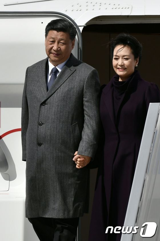 [사진] 손 꼭 잡고 파리 도착한 시진핑 주석과 펑리위안 여사
