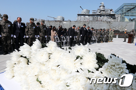 묵념하는 천안함 9주기 추모식 참석자들