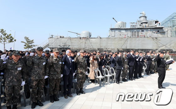해양수호 결의 제창하는 천안함 9주기 추모식 참석자들