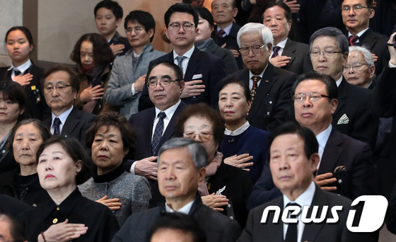 국민의례하는 일본측 참석자들