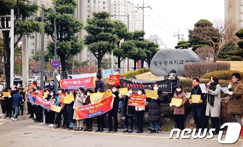 본문 이미지 - 한국화훼협회 광주시지회가 지난 2019년 3월 26일 오전 7시쯤 서구 화정동 광주시교육청 정문 앞에서 &#34;&#39;청렴&#39;이라는 가시성 행정을 위해 시교육청이 화훼업계 소상공인을 억압하고 있다&#34;며 기자회견을 하고있다./뉴스1 ⓒ News1