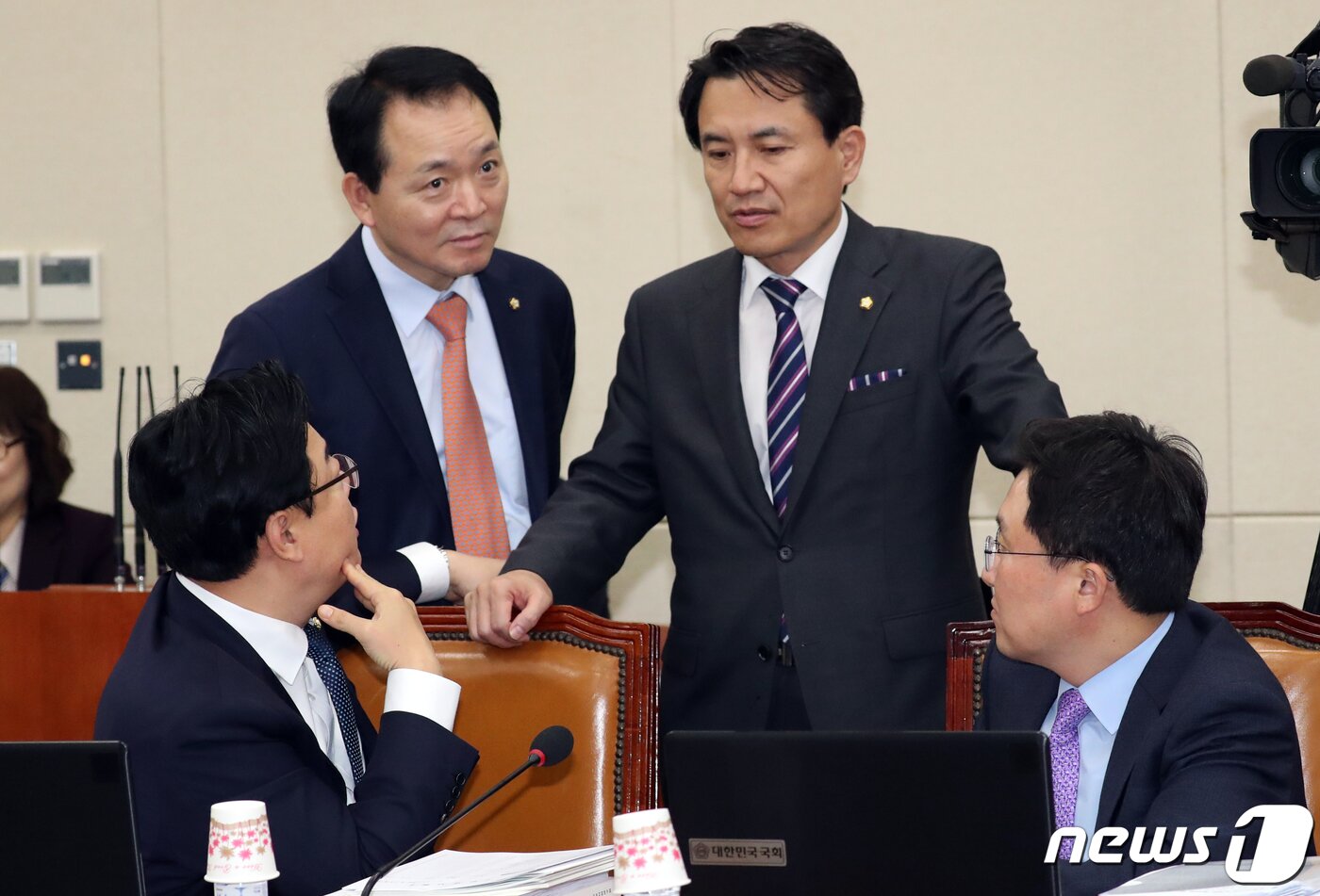 본문 이미지 - 정무위원회 소속 자유한국당 의원들 ⓒ News1 김명섭 기자