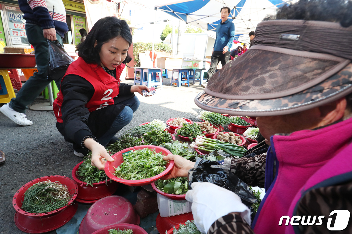 (창원=뉴스1) 여주연 기자 = 강기윤 자유한국당 창원·성산 보궐선거 후보 딸인 강보라 씨가 26일 오후 경남 창원시 의창구 지귀시장에서 상인과 인사를 나누고 있다. 2019.3. …