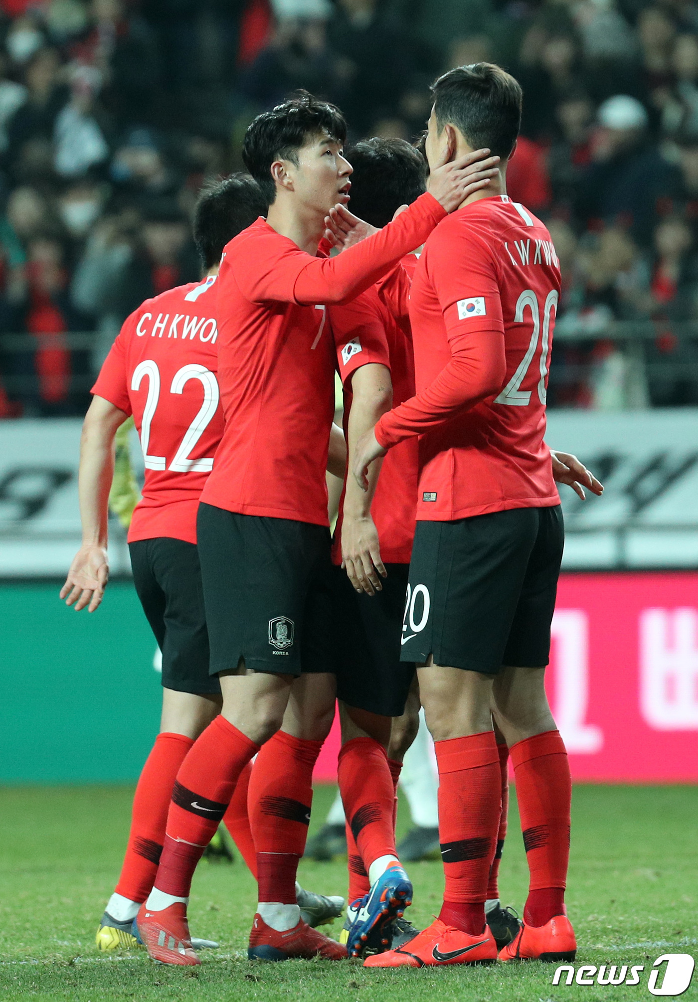 (서울=뉴스1) 오장환 기자 = 대한민국 축구 국가대표팀 선수들이 26일 오후 서울 마포구 상암동 서울월드컵경기장에서 열린 대한민국 축구 대표팀과 콜롬비아 대표팀의 평가전에서 2대 …