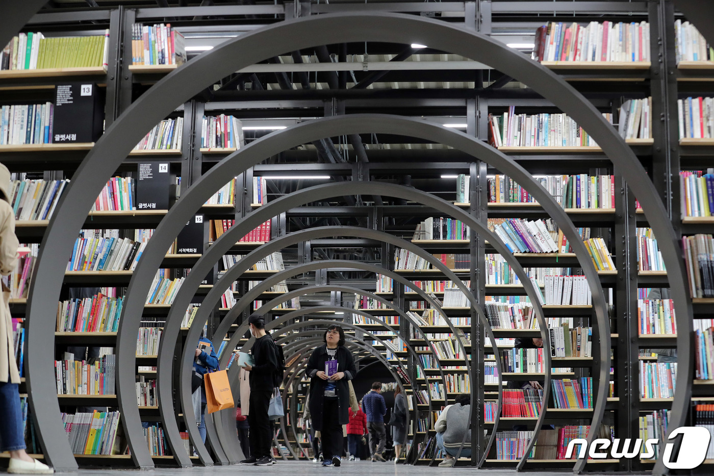 (서울=뉴스1) 이재명 기자 = 27일 오후 서울 송파구 신천 유수지 내 창고에 위치한 헌책방 '서울책보고'를 찾은 시민들이 책을 고르고 있다.서울책보고는 단순한 헌책 판매처가 아 …