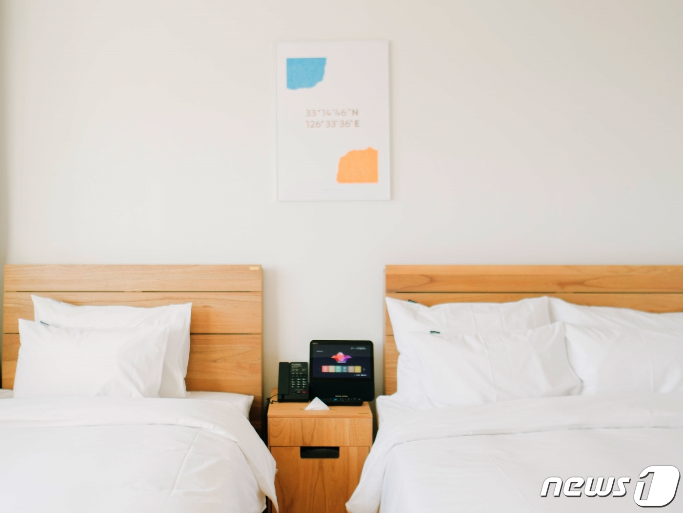 (서울=뉴스1) = KT가 야놀자의 라이프스타일 호텔 ‘헤이, 서귀포’에 호텔 전용 인공지능 서비스 ‘기가지니 호텔’을 적용했다고 28일 전했다.기가지니 호텔은 KT의 음성인식 기 …