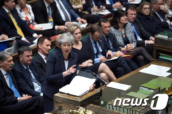 테리사 메이 영국 총리가 27일(현지시간) 런던 하원에 출석해 발언을 하고 있다. © AFP=뉴스1 © News1 우동명 기자