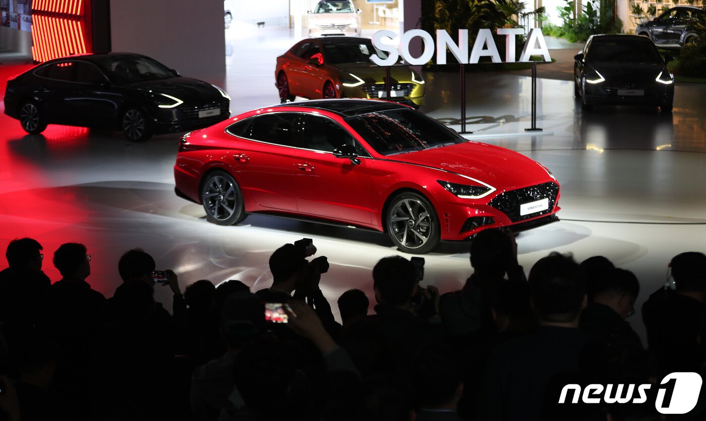 본문 이미지 - 28일 오전 경기도 고양시 일산서구 킨텍스에서 열린 2019 서울모터쇼 프레스데이 행사에서 현대자동차 소나타 터보가 공개되고 있다. 현대, 기아, 한국GM, 르노삼성, 쌍용, 제네시스 등 국내 완성차 6개사와 메르세데스벤츠, BMW 등 수입 자동차 브랜드 14사개등 완성차업체 20곳이 참가하는 서울모터쇼는 29일 개막해 다음달 7일까지 계속된다. 2019.3.28/뉴스1 ⓒ News1 오장환 기자