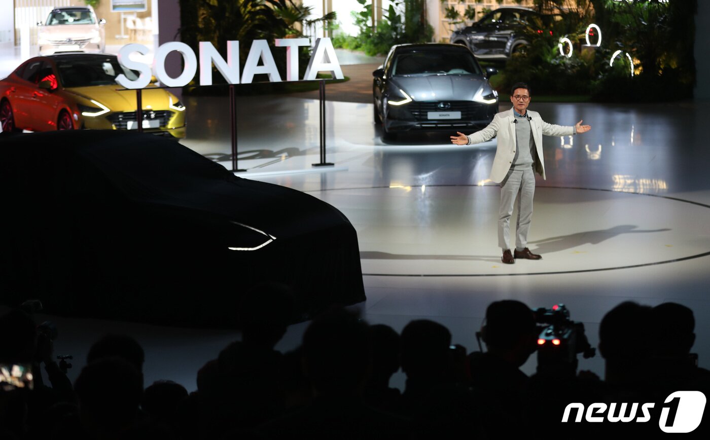 본문 이미지 - 이광국 현대자동차 국내영업본부장 부사장이 28일 오전 경기도 고양시 일산서구 킨텍스에서 열린 2019 서울모터쇼 프레스데이 행사에서 현대자동차 신형 소나타 라인업을 브리핑하고 있다. 현대, 기아, 한국GM, 르노삼성, 쌍용, 제네시스 등 국내 완성차 6개사와 메르세데스벤츠, BMW 등 수입 자동차 브랜드 14사개등 완성차업체 20곳이 참가하는 서울모터쇼는 29일 개막해 다음달 7일까지 계속된다. 2019.3.28/뉴스1 ⓒ News1 오장환 기자