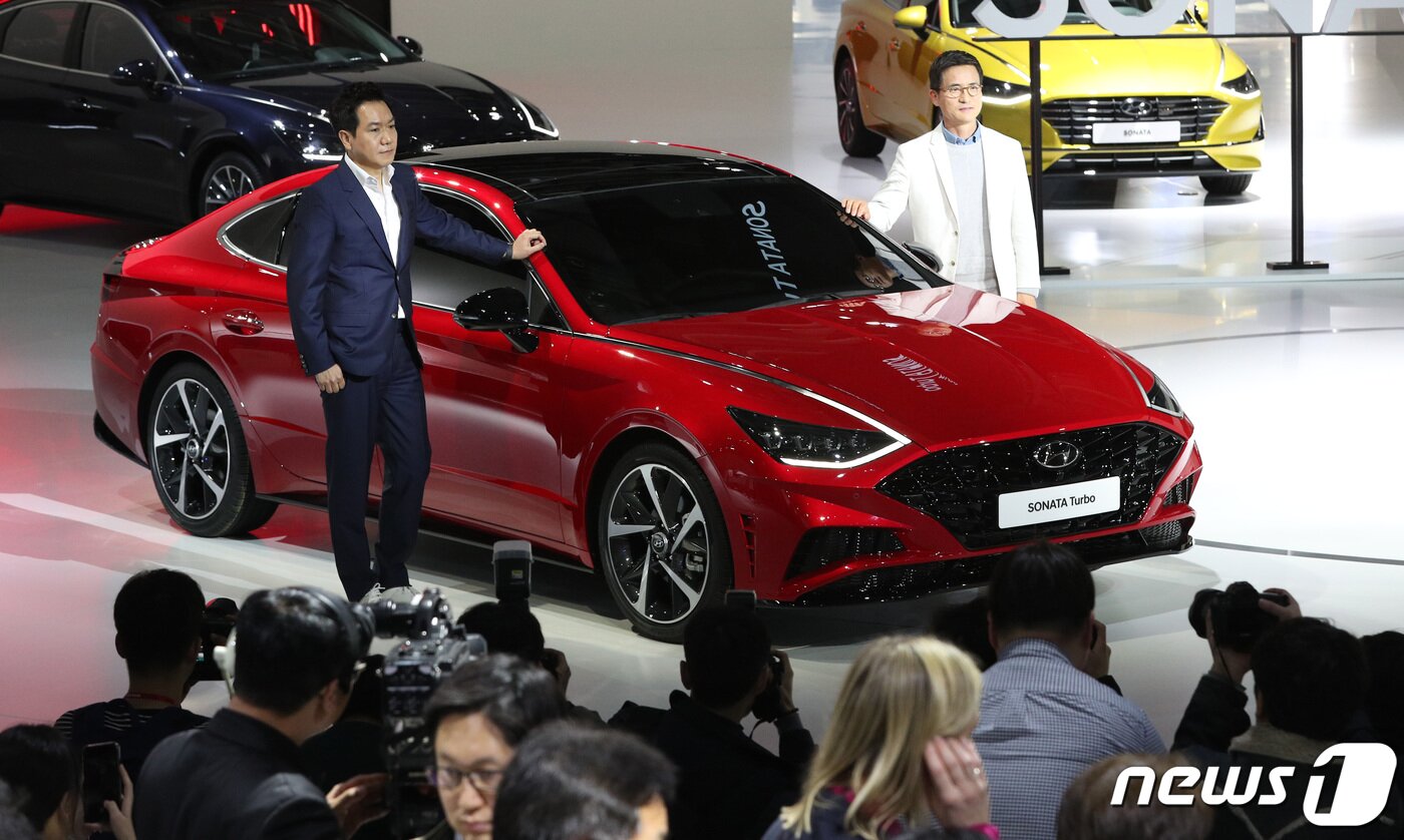 본문 이미지 - 이광국 현대자동차 국내영업본부장 부사장(오른쪽)과 이상엽 디자이너 전무가 28일 오전 경기도 고양시 일산서구 킨텍스에서 열린 2019 서울모터쇼 프레스데이 행사에서 현대자동차 소나타 터보를 선보이고 있다. 현대, 기아, 한국GM, 르노삼성, 쌍용, 제네시스 등 국내 완성차 6개사와 메르세데스벤츠, BMW 등 수입 자동차 브랜드 14사개등 완성차업체 20곳이 참가하는 서울모터쇼는 29일 개막해 다음달 7일까지 계속된다. 2019.3.28/뉴스1 ⓒ News1 오장환 기자