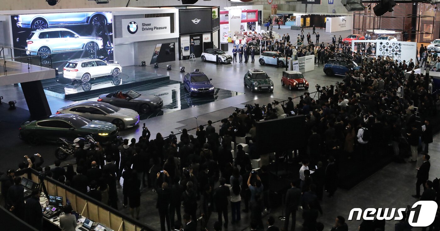 본문 이미지 - 28일 오전 경기도 고양시 일산서구 킨텍스에서 열린 2019 서울모터쇼 프레스데이 행사에서 BMW Z4, X7, 3 시리즈 등 신형 차량들이 공개되고 있다. 현대, 기아, 한국GM, 르노삼성, 쌍용, 제네시스 등 국내 완성차 6개사와 메르세데스벤츠, BMW 등 수입 자동차 브랜드 14사개등 완성차업체 20곳이 참가하는 서울모터쇼는29일 개막해 다음달 7일까지 계속된다. 2019.3.28/뉴스1 ⓒ News1 오장환 기자
