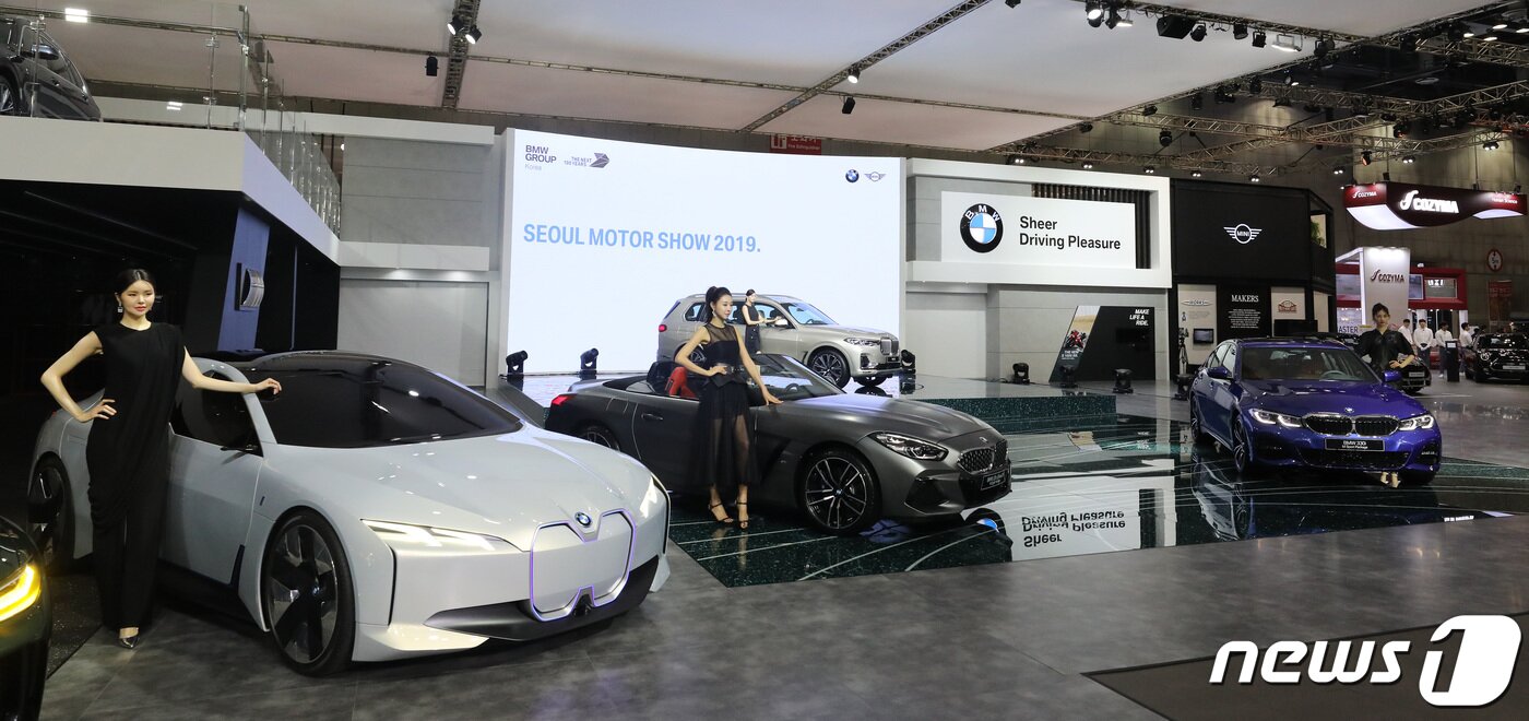 본문 이미지 - 28일 오전 경기도 고양시 일산서구 킨텍스에서 열린 2019 서울모터쇼 프레스데이 행사에서 모델들이 BMW 콘셉트카 M8 그란 쿠페, BMW i 비전 다이내믹스, 뉴 Z4, 3 시리즈를 선보이고 있다. 현대, 기아, 한국GM, 르노삼성, 쌍용, 제네시스 등 국내 완성차 6개사와 메르세데스벤츠, BMW 등 수입 자동차 브랜드 14사개등 완성차업체 20곳이 참가하는 서울모터쇼는29일 개막해 다음달 7일까지 계속된다. 2019.3.28/뉴스1 ⓒ News1 오장환 기자