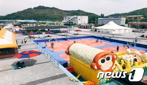  4월5일 개장해 5월26일까지 운영될 군산시 소룡동 군산야외수영장 내 어린이 놀이시설.© 뉴스1