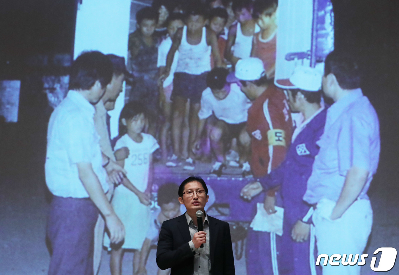 (서울=뉴스1) 이재명 기자 = 영화 '재심' 주인공 박준형 변호사가 28일 오후 서울 종로구 서울지방경찰청에서 열린 인권 대토론회에서 강연을 하고 있다. 2019.3.28/뉴스1 …