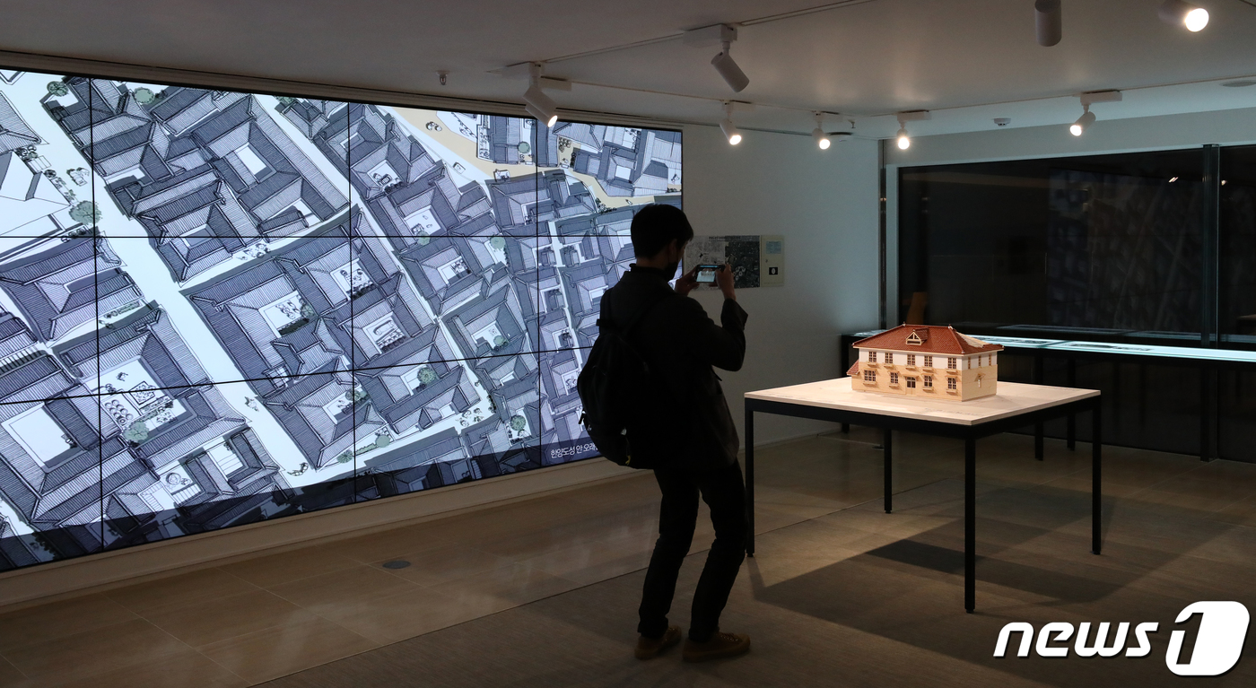 (서울=뉴스1) 이승배 기자 = 28일 오후 서울 중구 서울도시건축전시관을 찾은 관람객들이 전시를 살펴보고 있다.옛 조선총독부 체신국 건물 터이자 옛 국세청 남대문 별관 건물 자리 …