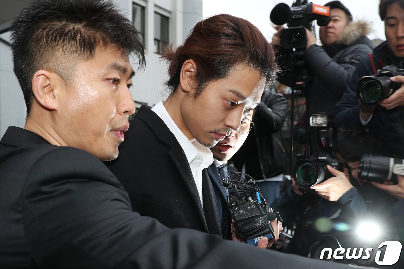 본문 이미지 - 이성과의 성관계를 불법 촬영해 유포한 혐의를 받고 있는 가수 정준영(30)이 29일 오전 서울 종로경찰서를 나서 검찰로 송치되고 있다. 2019.3.29/뉴스1 ⓒ News1 민경석 기자