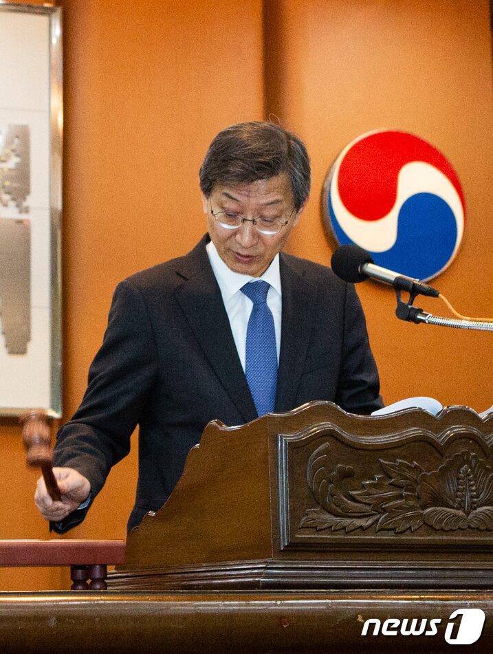 본문 이미지 - 지난해 3월 오전 서울 중구 한진빌딩에서 열린 '제6기 한진칼 정기 주주총회'에서 석태수 대표가 의사봉을 두드리고 있다. 이날 조양호 회장을 겨냥한 국민연금의 '이사의 자격' 정관변경 안건이 부결됐고 석태수 한진칼 사장의 사내이사 연임안이 의결권 있는 주식 대비 65.46%의 찬성표를 얻어 승인됐다.  재계는 상법 개정의 대안으로 스튜어드십 코드를 적극 활용할 필요가 있다고 주장한다. 2019.3.29/뉴스1