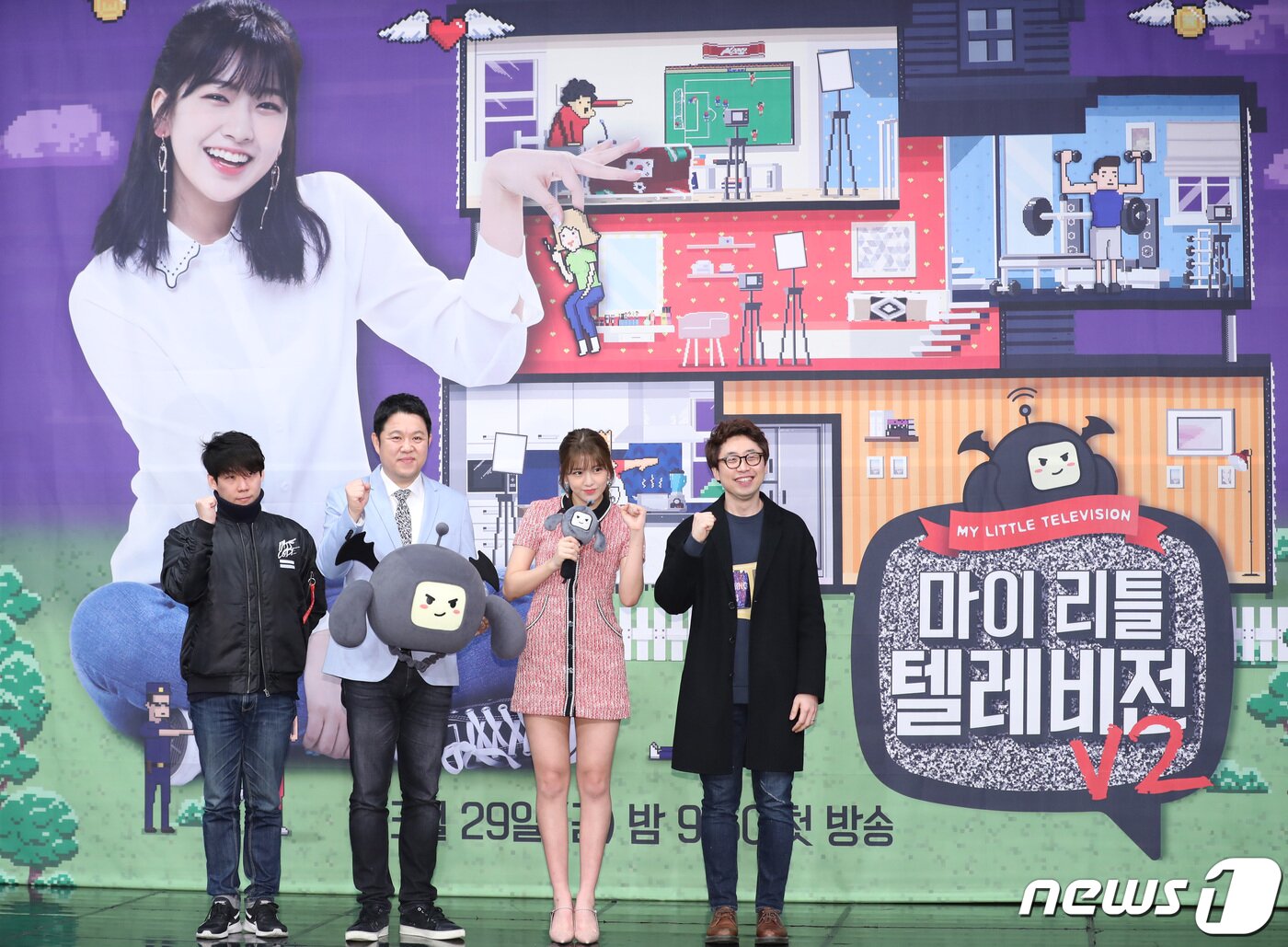 본문 이미지 - 박진경 pd(왼쪽부터), 김구라, 아이즈원 안유진, 권해봄 pd가 29일 오후 서울 상암 MBC에서 열린 ‘마이 리틀 텔레비전 V2’(연출 박진경, 권해봄/이하 ‘마리텔 V2’) 제작발표회에 참석해 포즈를 취하고 있다.  2019.3.29/뉴스1 ⓒ News1 권현진 기자