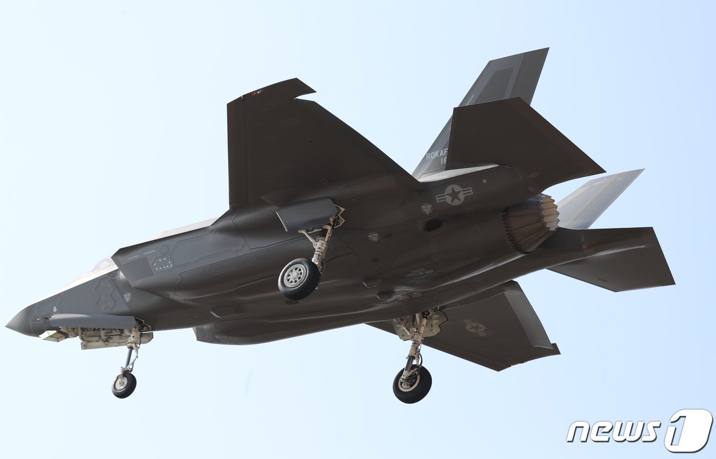 본문 이미지 - 공군이 운용하는 F-35A '프리덤 나이트' 스텔스 전투기. 2019.3.29/뉴스1 ⓒ News1 김용빈 기자