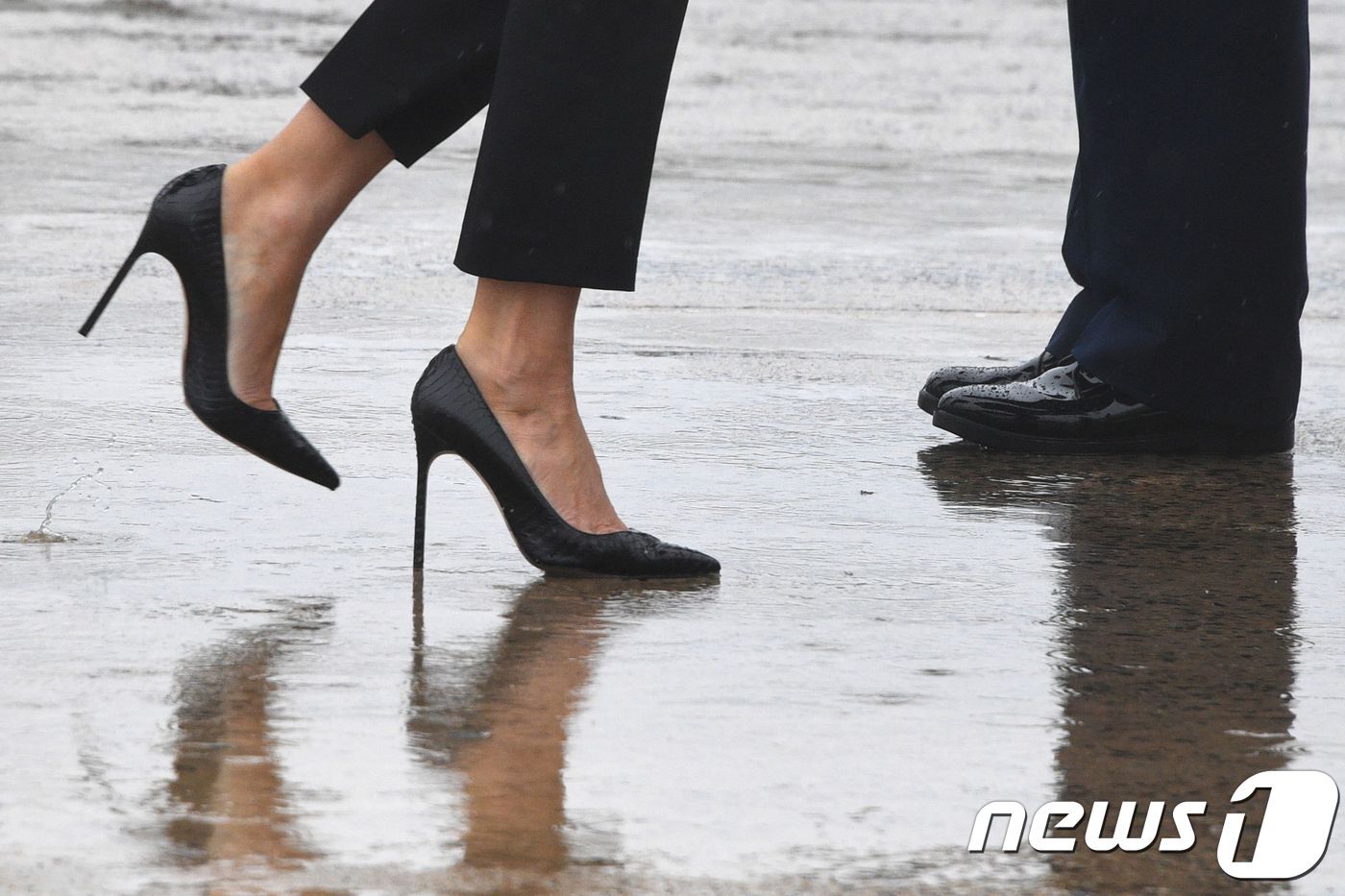 본문 이미지 - 하이힐을 착용한 멜라니아 트럼프 여사의 모습 <자료사진> ⓒ AFP=뉴스1