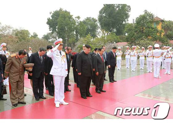 본문 이미지 - 김정은 북한 노동당 총비서가 지난 2019년 베트남 하노이 영웅열사추모비를 찾아 헌화하는 모습.&#40;자료사진&#41; 2019.3.3/뉴스1