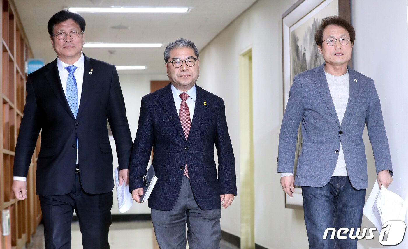 본문 이미지 - 조희연 서울시교육감(오른쪽부터)과 이재정 경기도교육감, 도성훈 인천시교육감이 3일 오후 종로구 신문로 서울시교육청 학교보건진흥원에서 한국유치원총연합회 관련 수도권교육감 공동 기자회견을 하기 위해 강당으로 향하고 있다. 2019.3.3/뉴스1 ⓒ News1 박정호 기자