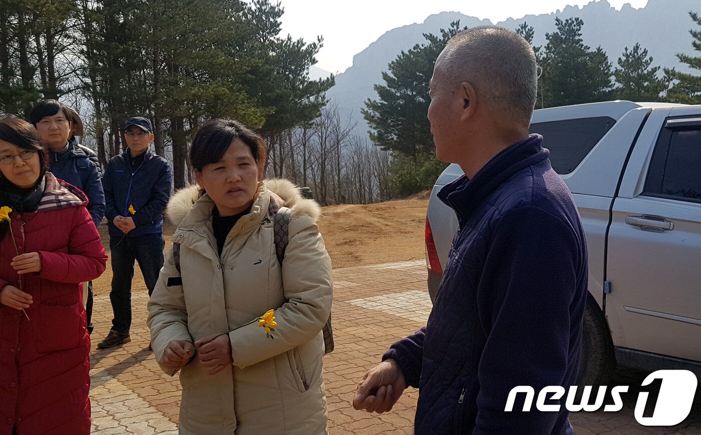 본문 이미지 - 2일 강원 고성군에서 열린 고 황유미씨 추모식에서 태안화력발전소 컨베이어밸트 산재 사고 피해자 고 김용균씨의 어머니 김미숙씨(왼쪽)와 황상기씨가 이야기를 나누고 있다. ⓒ 뉴스1