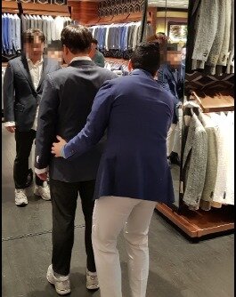 본문 이미지 - 키 170cm·몸무게 85kg 지인이 입은 수트 서플라이 정장. 가격(바지+재킷)은 약 79만원이었다. 2019.03.01ⓒ 뉴스1이승환 기자