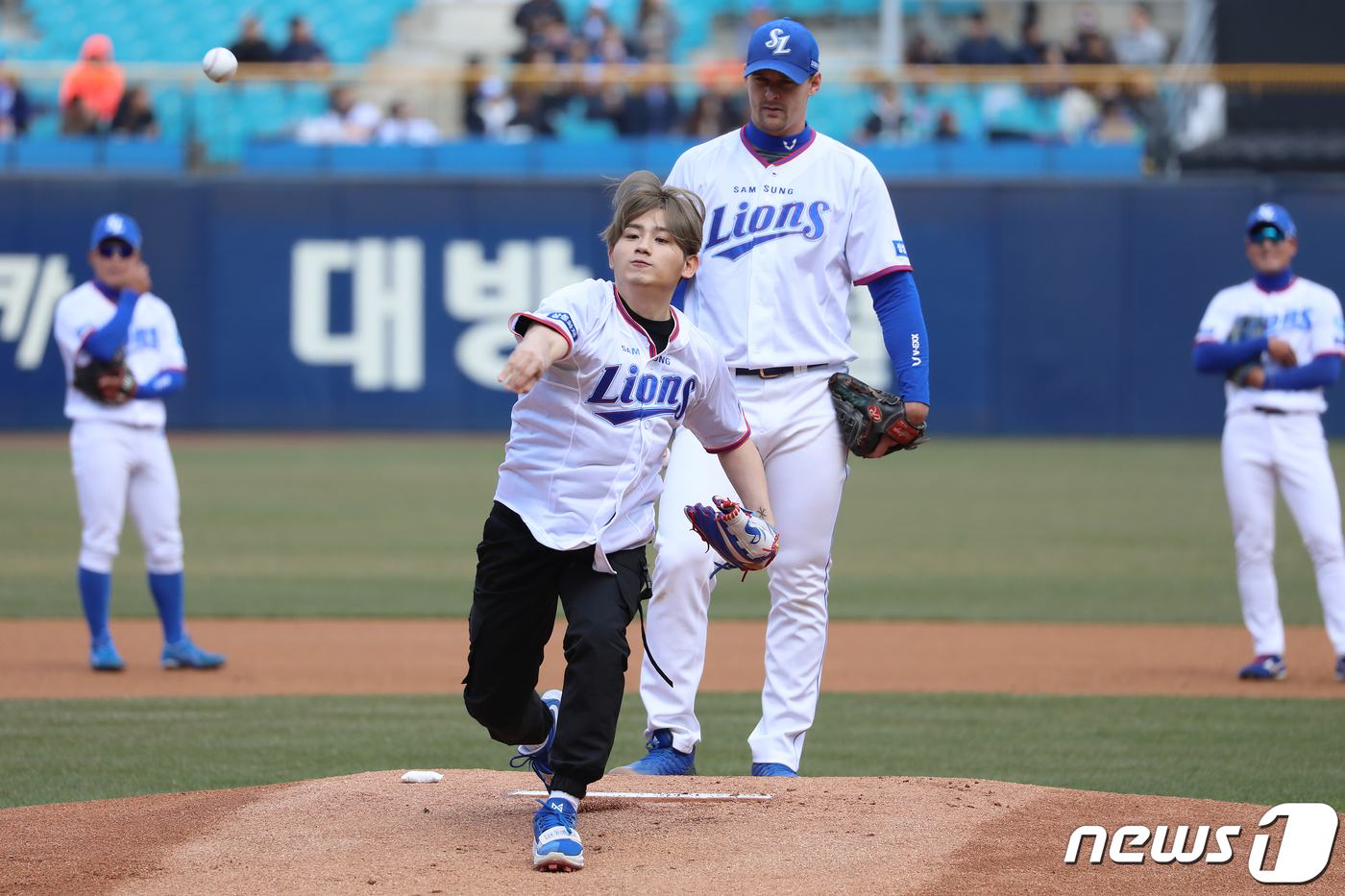 (대구=뉴스1) 공정식 기자 = 31일 대구삼성라이온즈파크에서 열린 프로야구 2019 신한은행 마이카 KBO리그 두산 베어스와 삼성 라이온즈의 경기에 앞서 삼성 김상수의 동생 가수 …