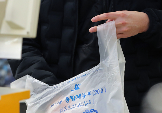 "한 달 물량 일주일 만에 동났다"…'나프타 쇼크'에 종량제봉투 쟁이기