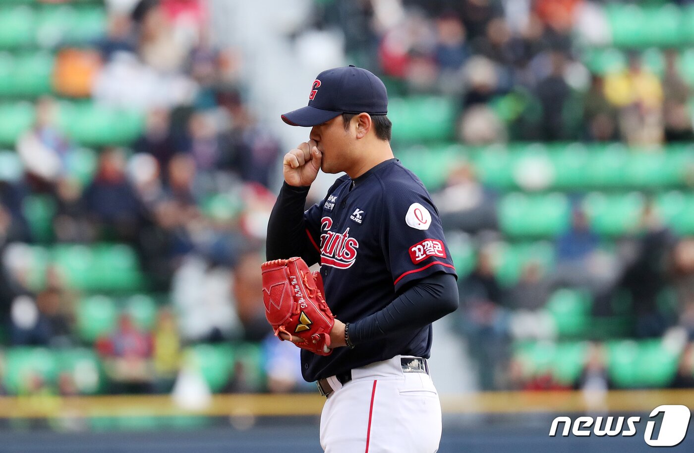 본문 이미지 - 31일 오후 서울 송파구 잠실야구장에서 열린 프로야구 2019 KBO 리그 롯데자이언츠와 LG트윈스의 경기에서 9회말 롯데 손승락이 손에 입김을 불어 넣고 있다. 2019.3.31/뉴스1 ⓒ News1 이승배 기자