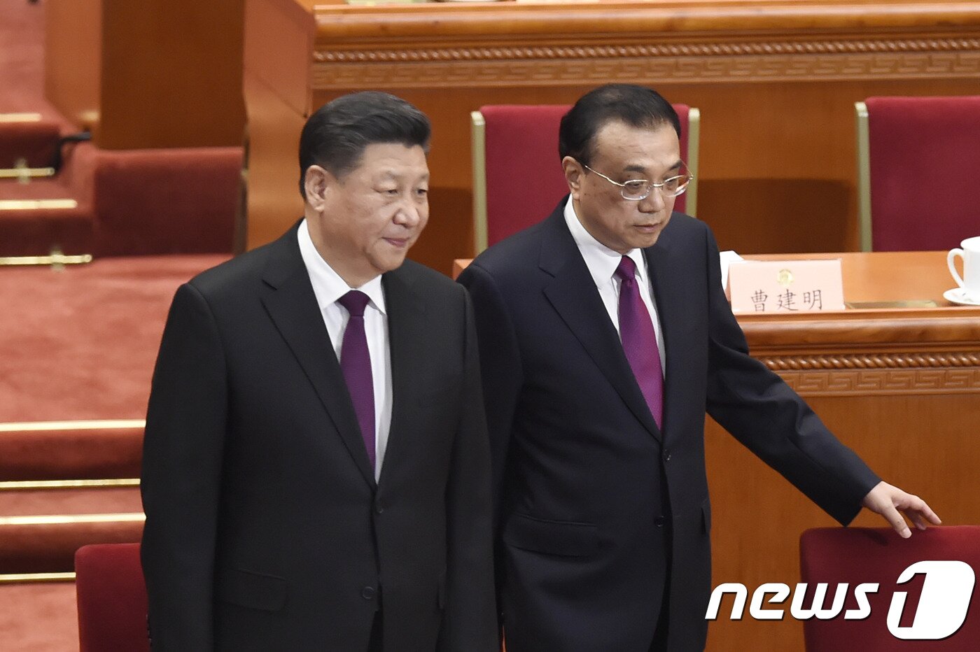 본문 이미지 - 시진핑 중국 국가주석이 3일(현지시간) 베이징 인민대회당에서 열린 전국인민정치협상회의(정협) 개막식에 리커창 총리와 함께 도착하고 있다. 중국의 최대 정치행사인 양회의 시작을 알리는 정협 전국위원회 회의가 이날 막을 올렸고 전인대 연례회의는 5일 개막한다. ⓒ AFP=뉴스1 ⓒ News1 우동명 기자