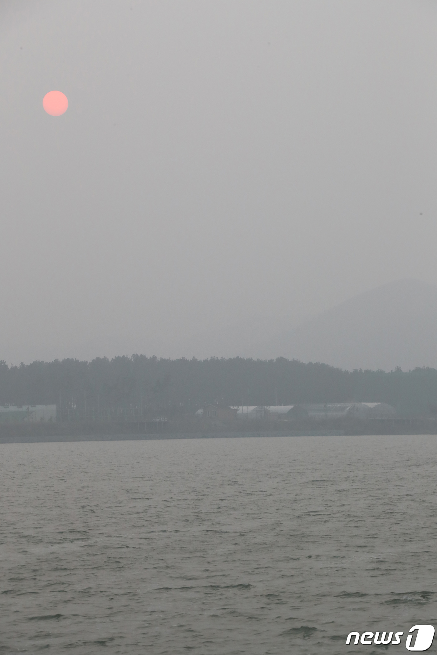 (서울=뉴스1) = 나흘 연속 수도권 미세먼지 비상조치가 발령된 4일 인천광역시 용진군 백령도 담수호에서 바라본 백령도가  뿌옇게 보이고 있다. (옹진군청 제공) 2019.3.4/ …