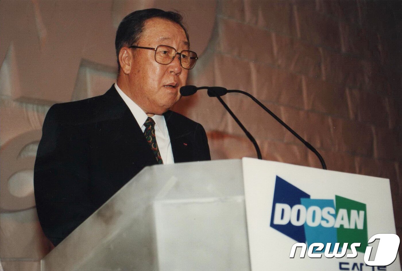 본문 이미지 - 고 박용곤 두산그룹 명예회장이 1996년 8월 두산그룹 창업 100주년 축하 리셉션에서 인사말을 하고 있다.ⓒ 뉴스1