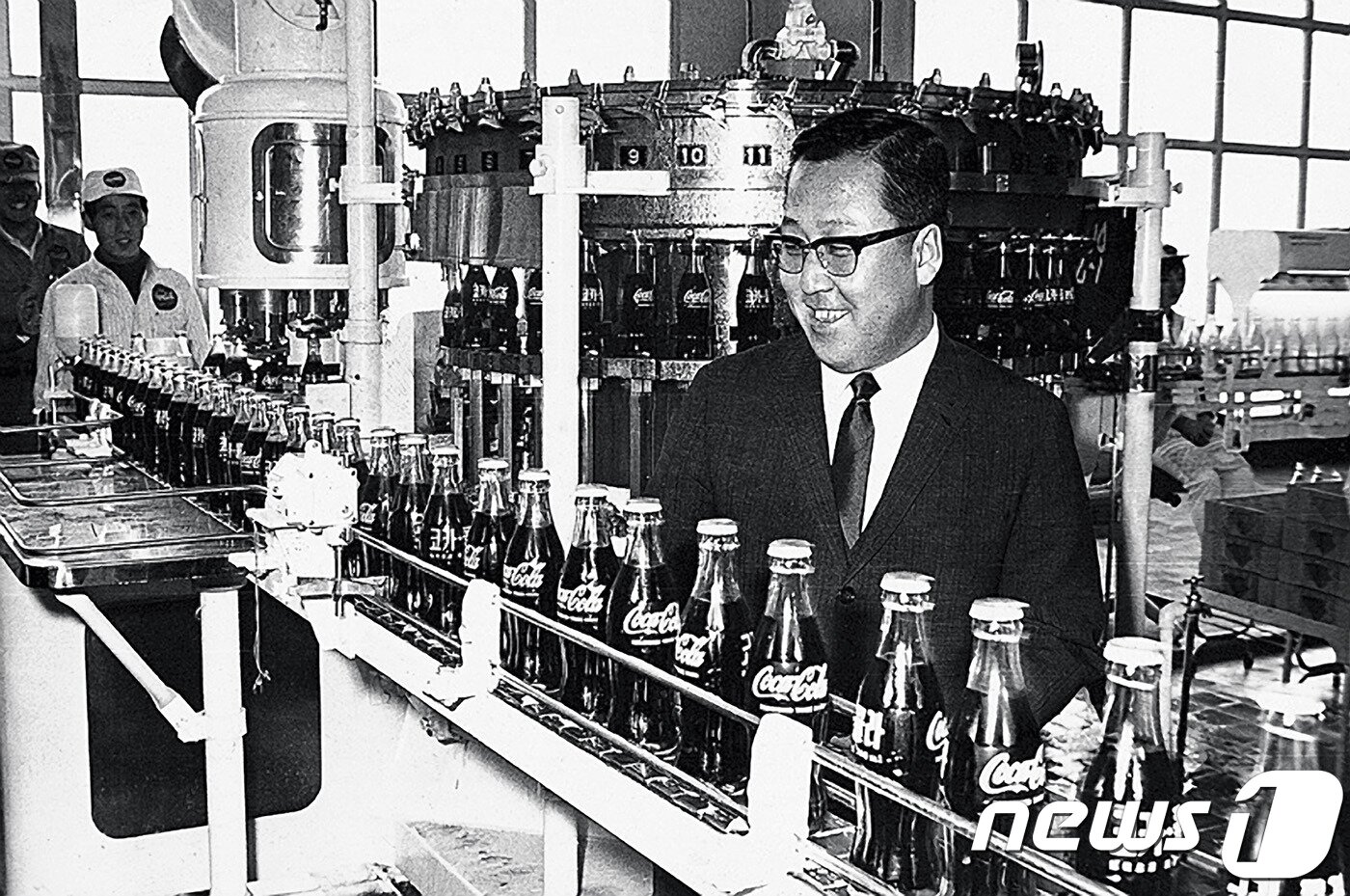 본문 이미지 - 고 박용곤 명예회장이 1968년 6월 한양식품 독산동공장에서 코카콜라 국내 생산라인을 둘러보고 있다. 두산은 외환위기가 불어닥친 1997년 음료사업을 과감하게 매각해 재무구조를 개선했다.ⓒ 뉴스1