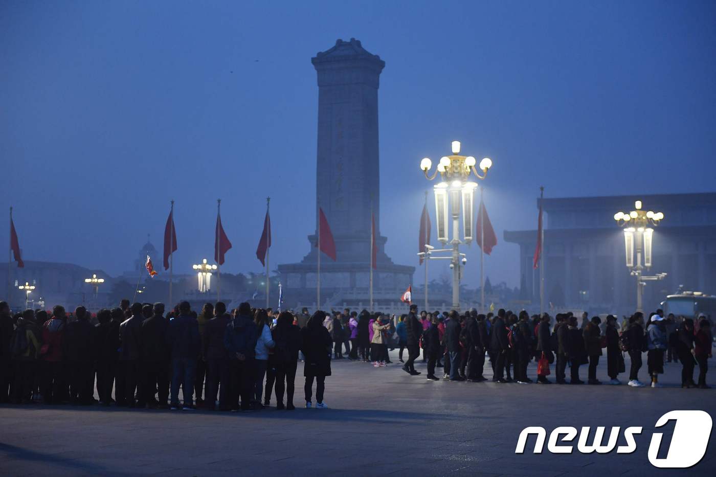 (베이징 AFP=뉴스1) 우동명 기자 = 5일(현지시간) 베이징 인민대회당에서 열리는 전국인민대표대회 개막식에 앞서 어둠이 남아있는 새벽시간에 시민들이 톈안먼광장에서 국기 게양식을 …