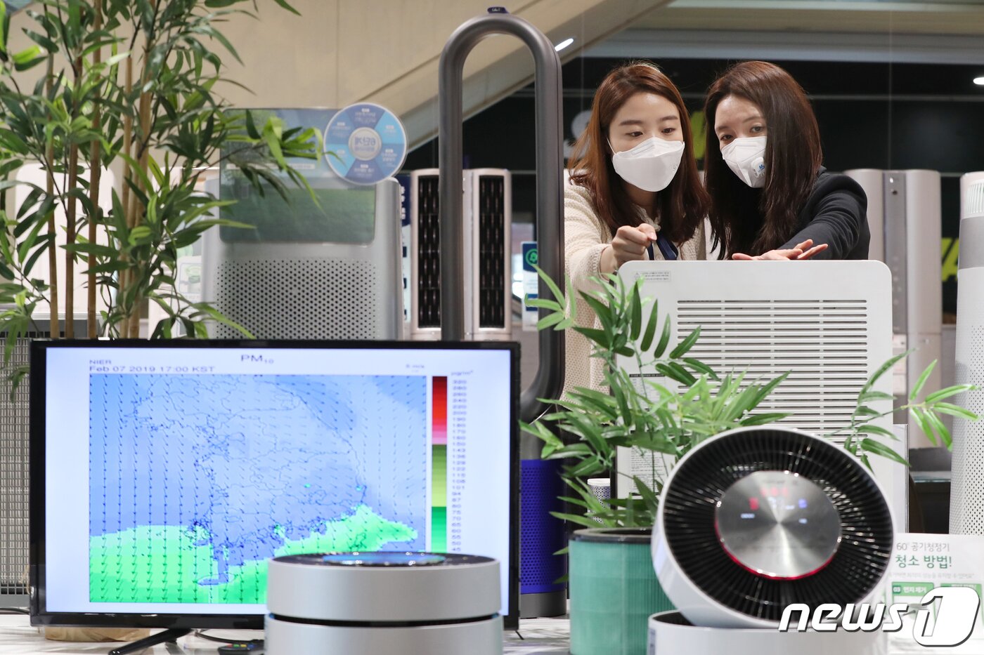 본문 이미지 - 연일 고농도 미세먼지가 기승을 부리며 공기청정기와 마스크 등 관련 용품 판매량이 증가하고 있다. 5일 서울의 한 대형가전 매장에서 고객들이 공기청정기를 살펴보고 있다.2019.3.5/뉴스1 ⓒ News1 이광호 기자
