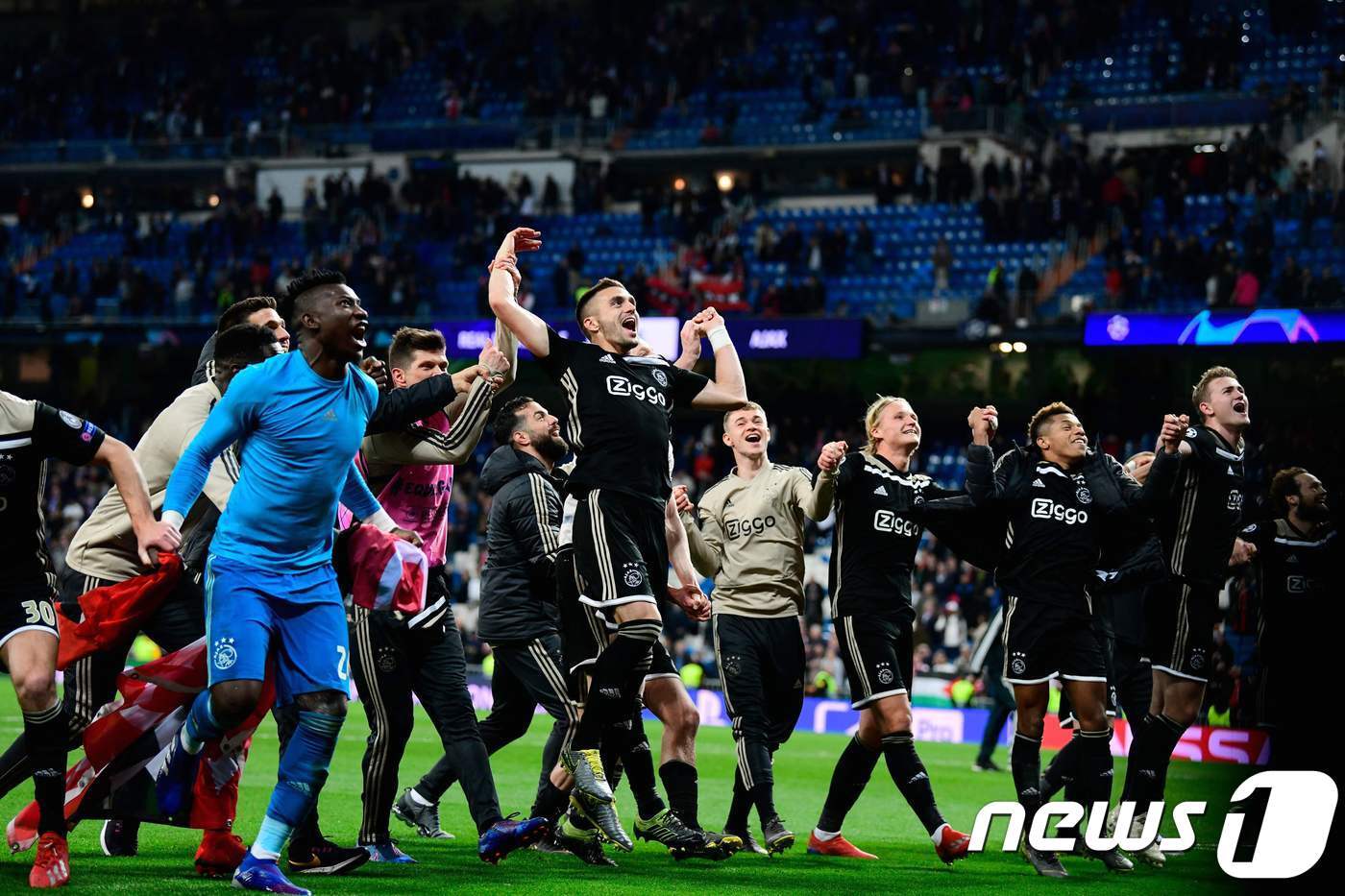 본문 이미지 - 레알 마드리드를 물리친 뒤 세리머니를 하는 아약스. ⓒ AFP=뉴스1