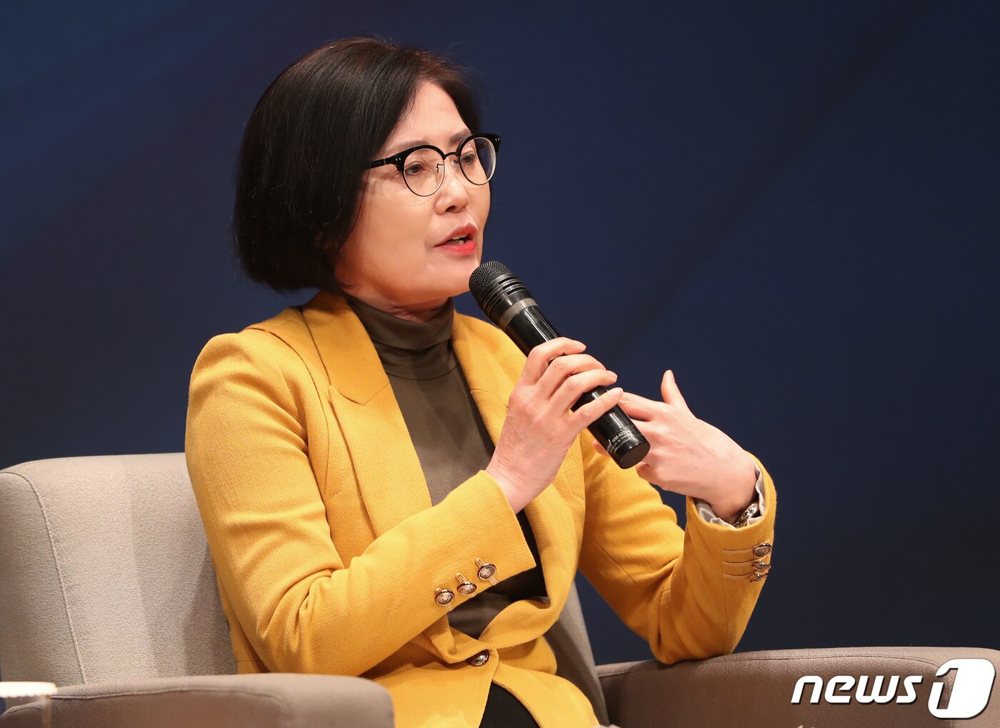 본문 이미지 - 지난 2019년 3월 당시 이인실 서강대 경제학과 교수(한국경제학회장)가 서울 중구 대한상의에서 열린 "우리(경제) 이제 다시보아야 하지 않을까요?" 콘퍼런스 종합토론에서 발언을 하고 있다. 2019.3.6/뉴스1 ⓒ News1 허경 기자